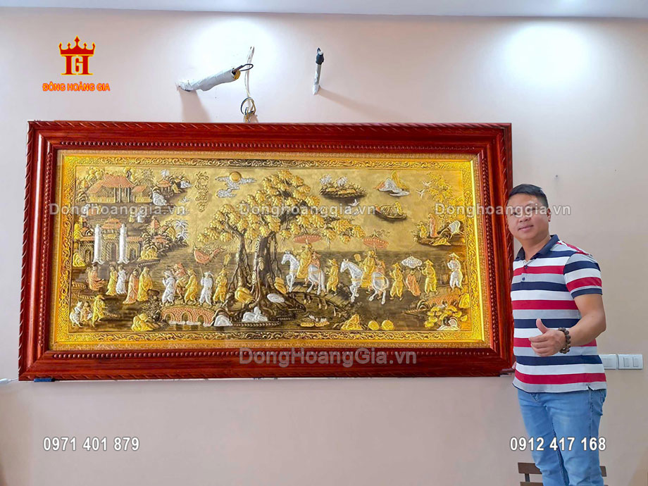 Lắp đặt tranh vinh quy bái tổ khảm tam khí tại phòng khách sang trọng